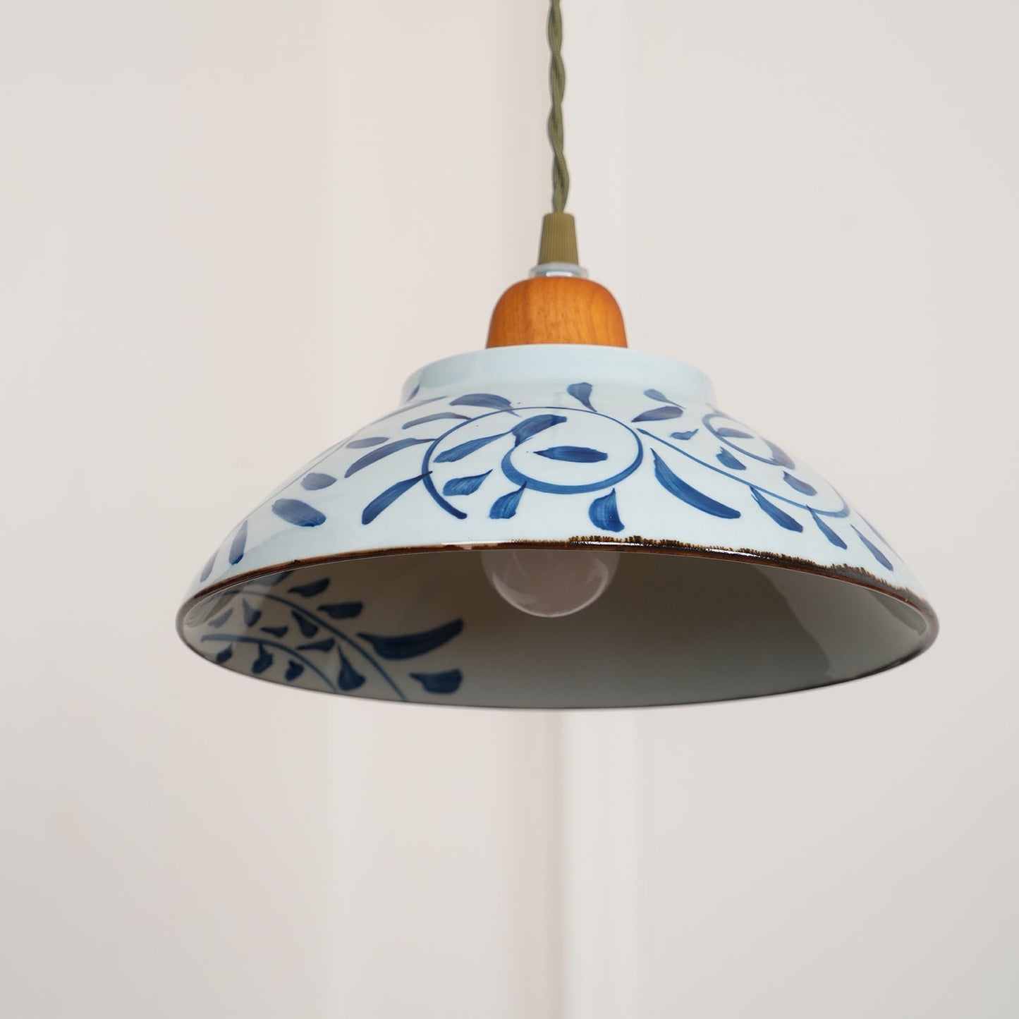 Suspension en Céramique Campbell – Élégance Vintage et Motif Bleu Distinctif
