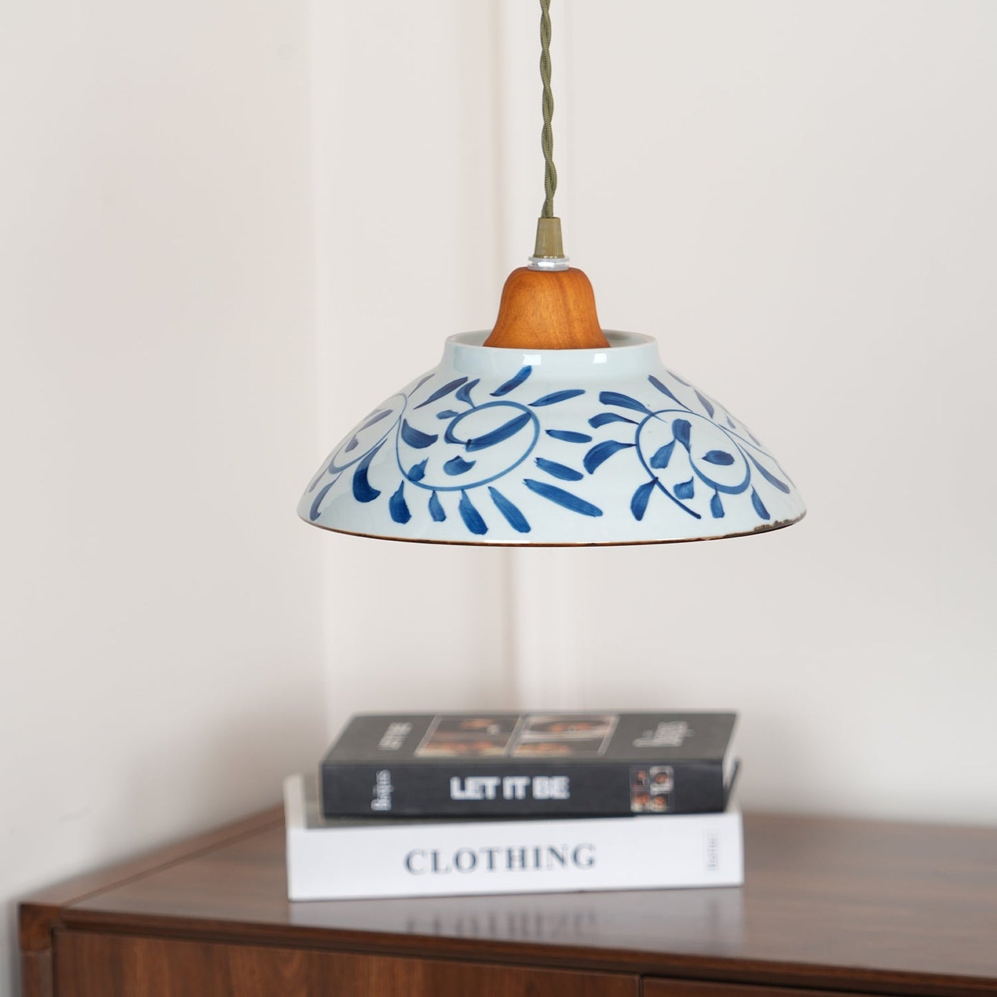 Suspension en Céramique Campbell – Élégance Vintage et Motif Bleu Distinctif