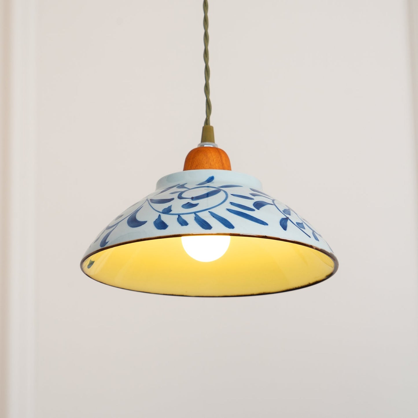 Suspension en Céramique Campbell – Élégance Vintage et Motif Bleu Distinctif