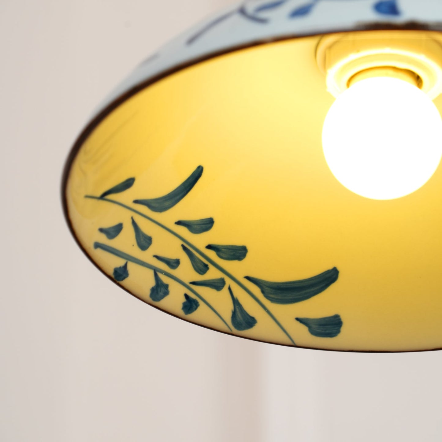 Suspension en Céramique Campbell – Élégance Vintage et Motif Bleu Distinctif