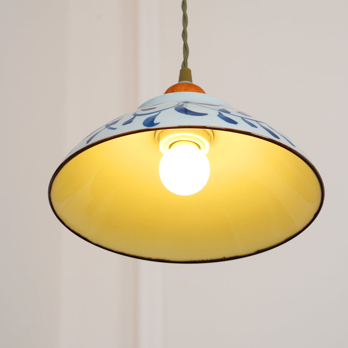 Suspension en Céramique Campbell – Élégance Vintage et Motif Bleu Distinctif