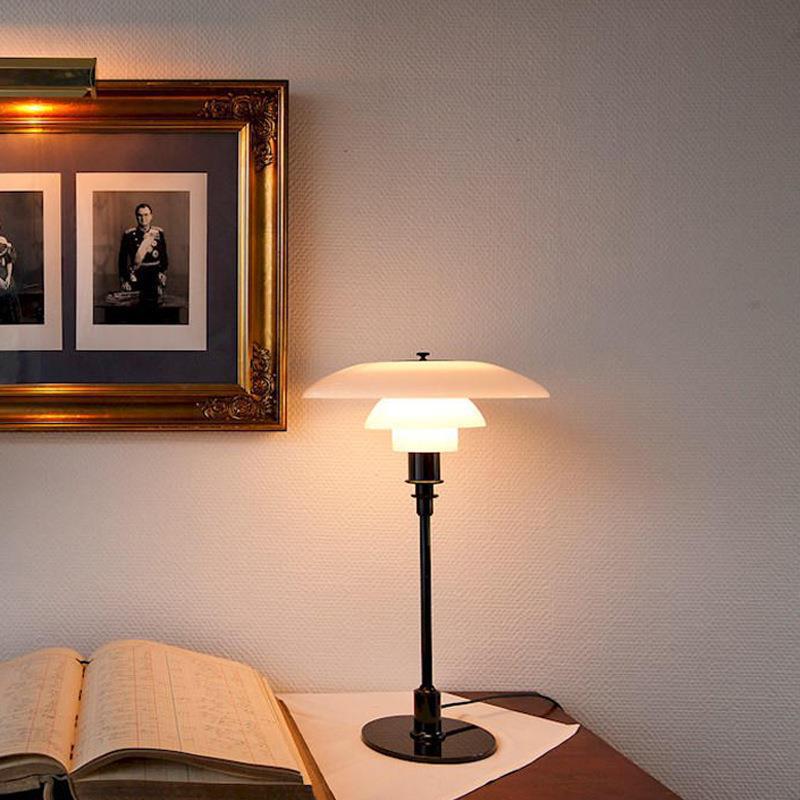 Lampe de Table Danoise en Verre – Élégance Moderne pour un Intérieur Raffiné