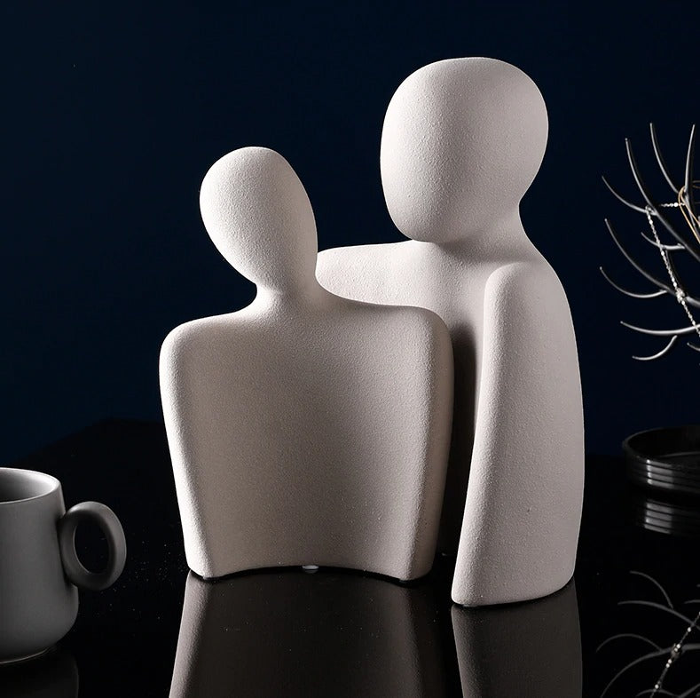 Sculpture Céramique "Mes Bras Toujours Pour Toi" – Une Ode à l’Amour et à l’Intimité