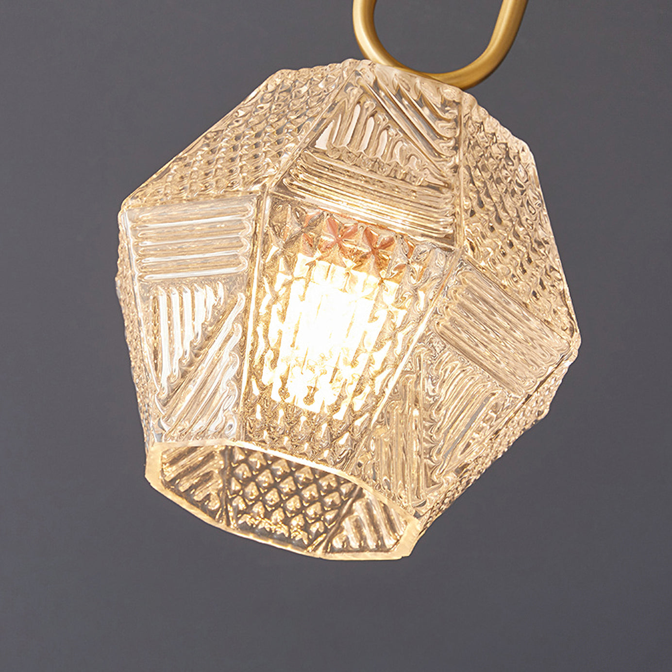 Plafonnier Art Déco en laiton et verre – coupe diamant élégante