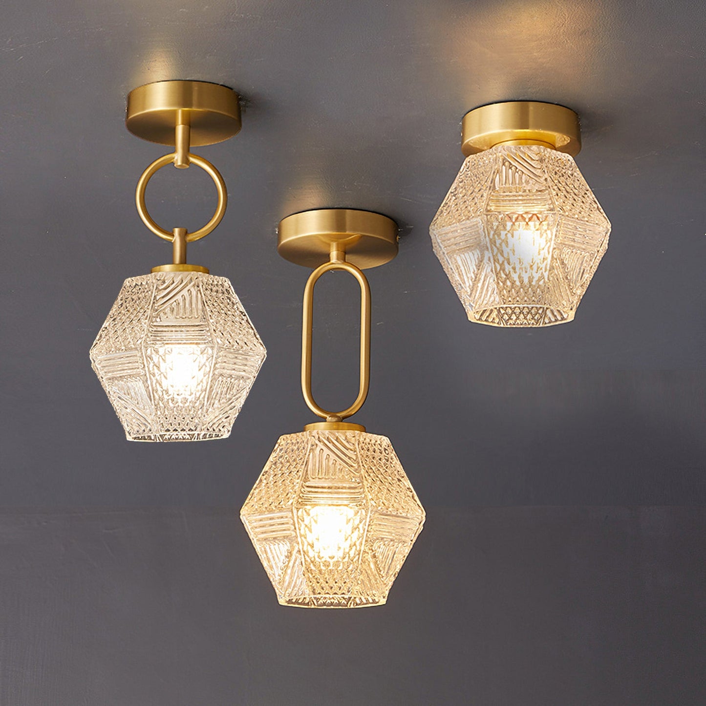 Plafonnier Art Déco en laiton et verre – coupe diamant élégante
