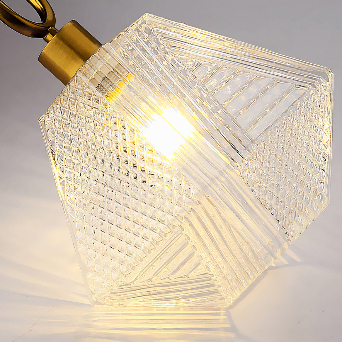 Plafonnier Art Déco en laiton et verre – coupe diamant élégante