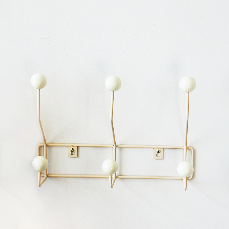 Patère Murale Design Vintage avec Crochets Boules – Métal Crème et Boutons Émaillés