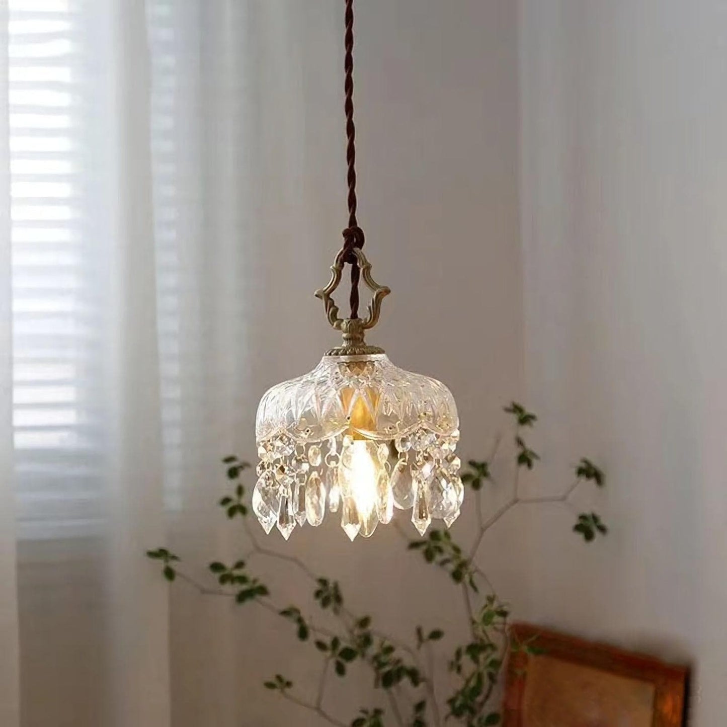 Suspension Vintage en Verre Sculpté et Laiton – E27