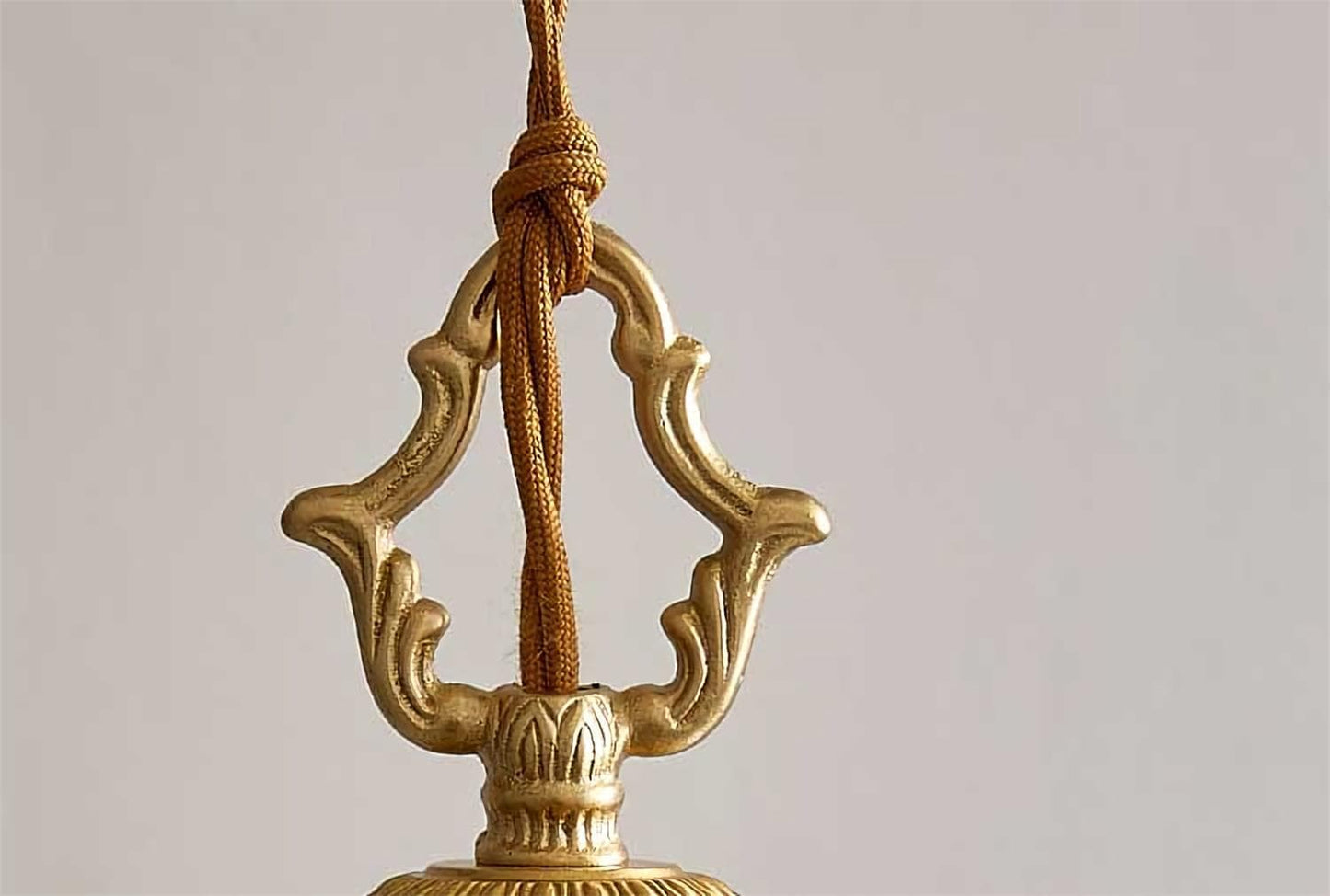 Suspension Vintage en Verre Sculpté et Laiton – E27