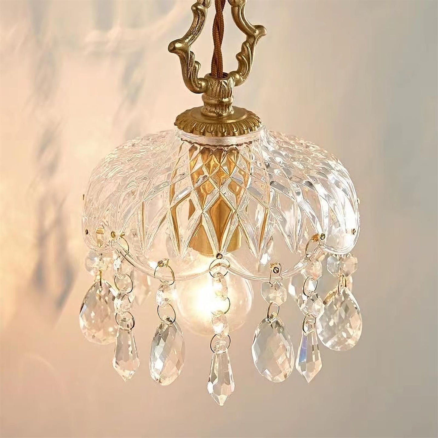 Suspension Vintage en Verre Sculpté et Laiton – E27
