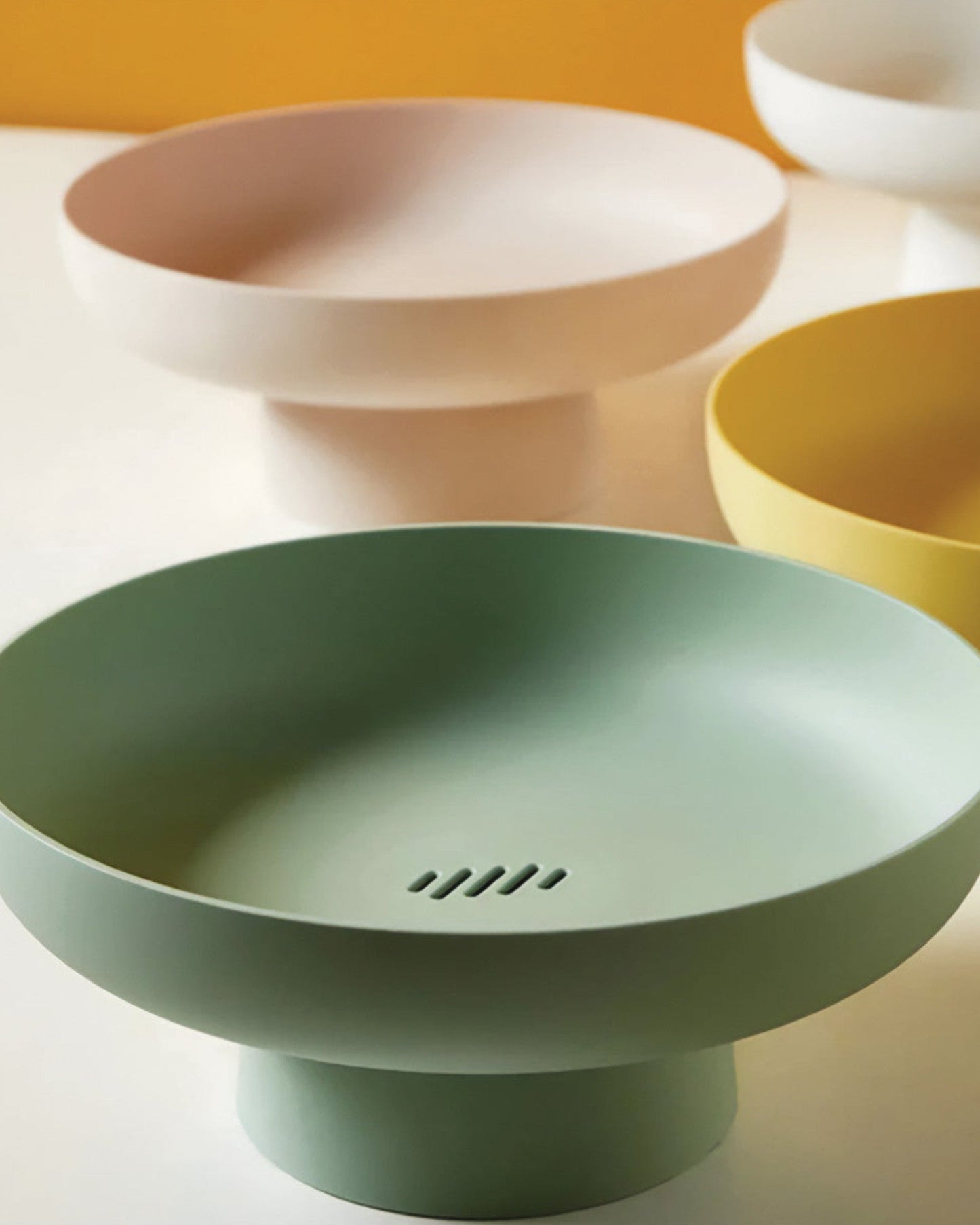 Bol Rond Coloré en Plastique – Élégance Moderne et Touche Décorative