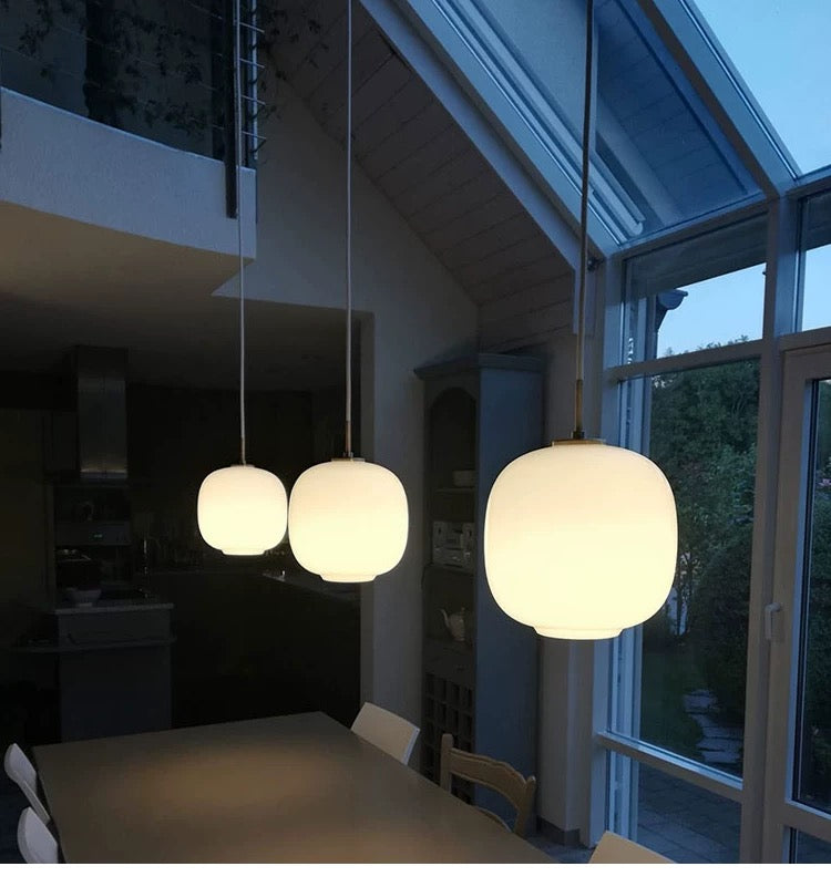 Suspension PearlSphere – Élégance Intemporelle en Verre Blanc et Finition Laiton