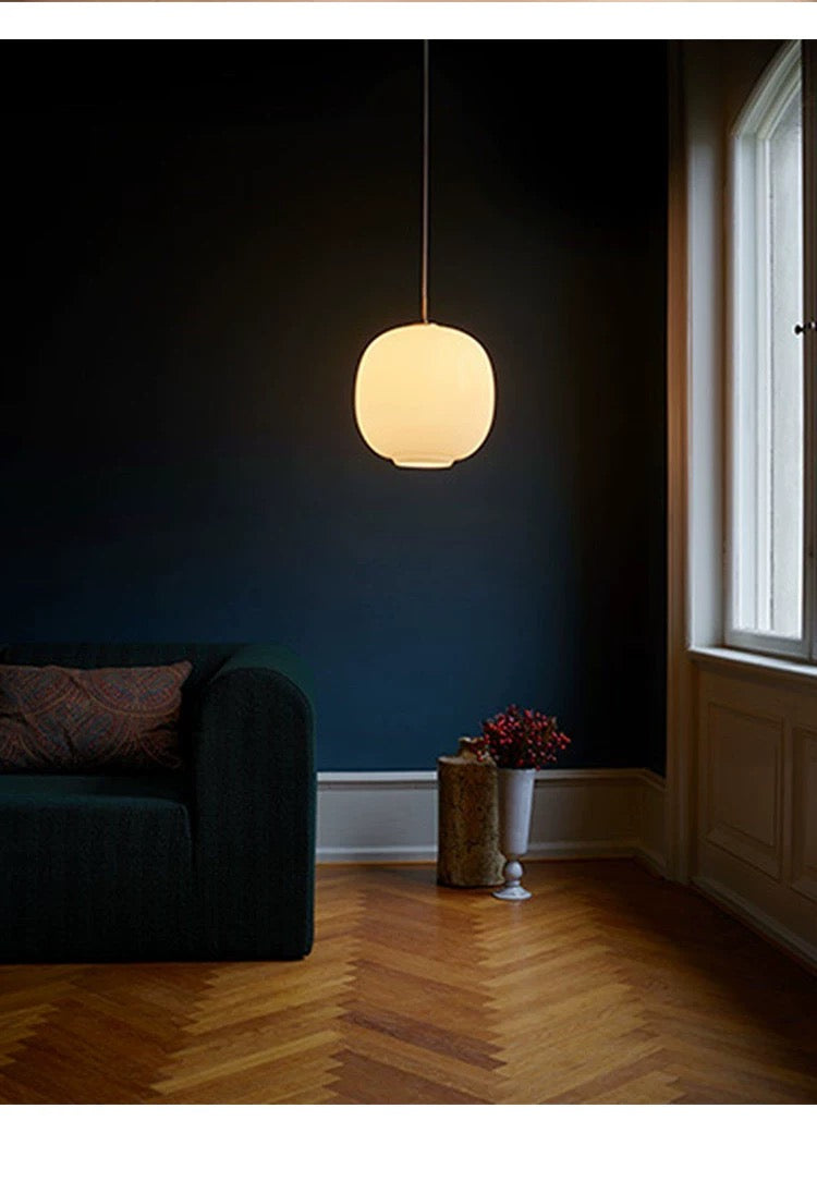 Suspension PearlSphere – Élégance Intemporelle en Verre Blanc et Finition Laiton