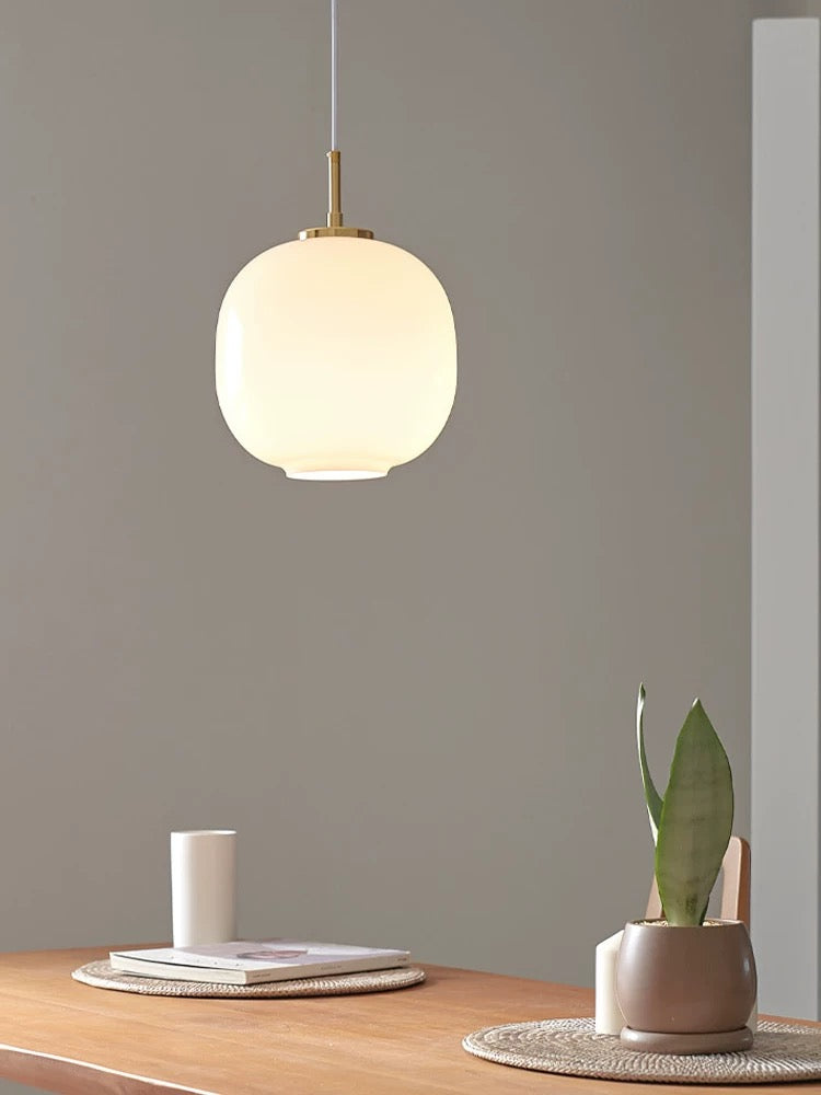 Suspension PearlSphere – Élégance Intemporelle en Verre Blanc et Finition Laiton