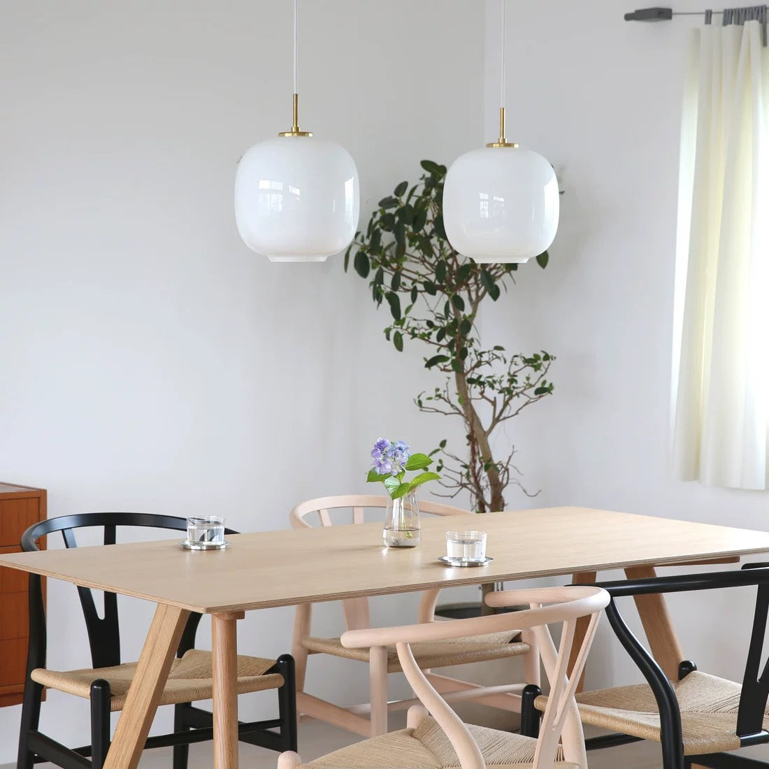 Suspension PearlSphere – Élégance Intemporelle en Verre Blanc et Finition Laiton