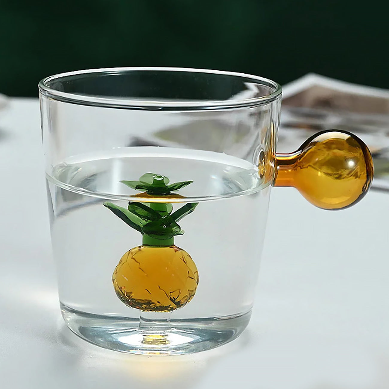 Mug en Verre Ichendorf avec Base Ornementale et Poignée Colorée – Élégance et Originalité Quotidienne