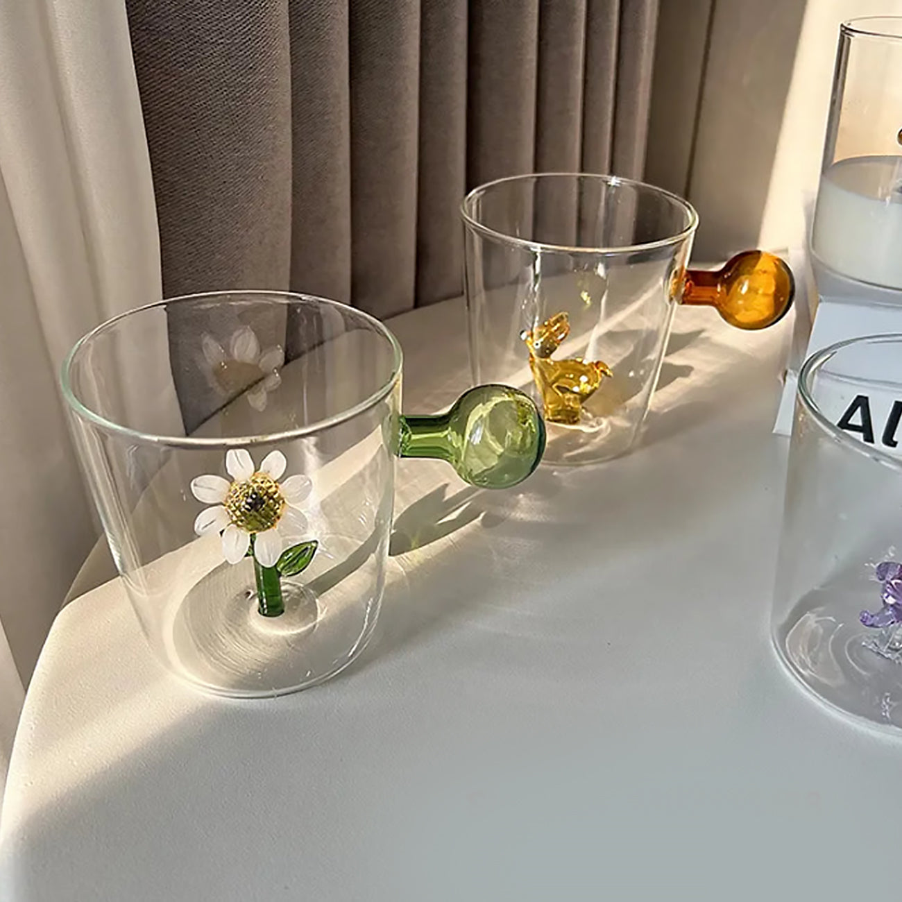 Mug en Verre Ichendorf avec Base Ornementale et Poignée Colorée – Élégance et Originalité Quotidienne