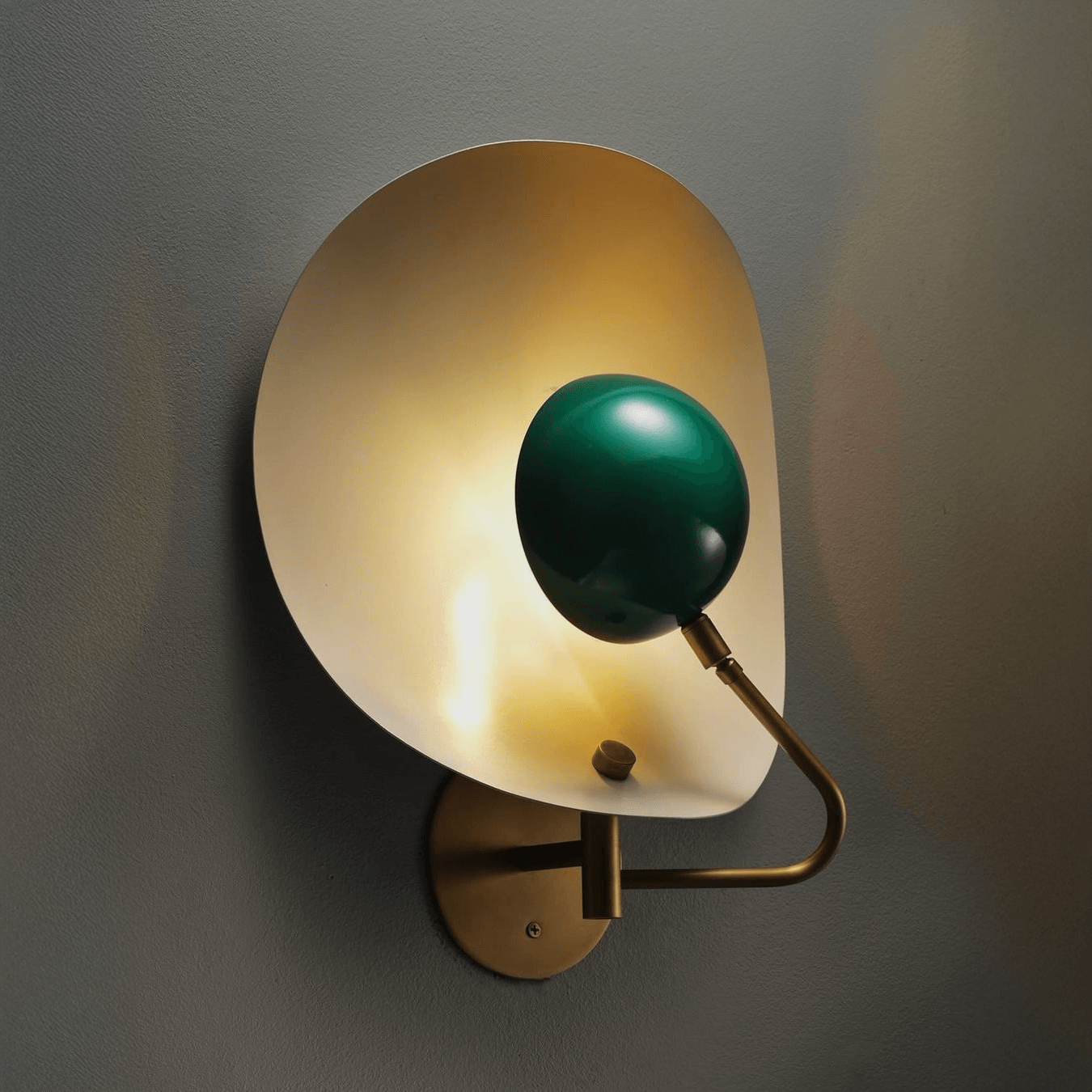 Applique Murale Design – Aluminium Émaillé & Laiton