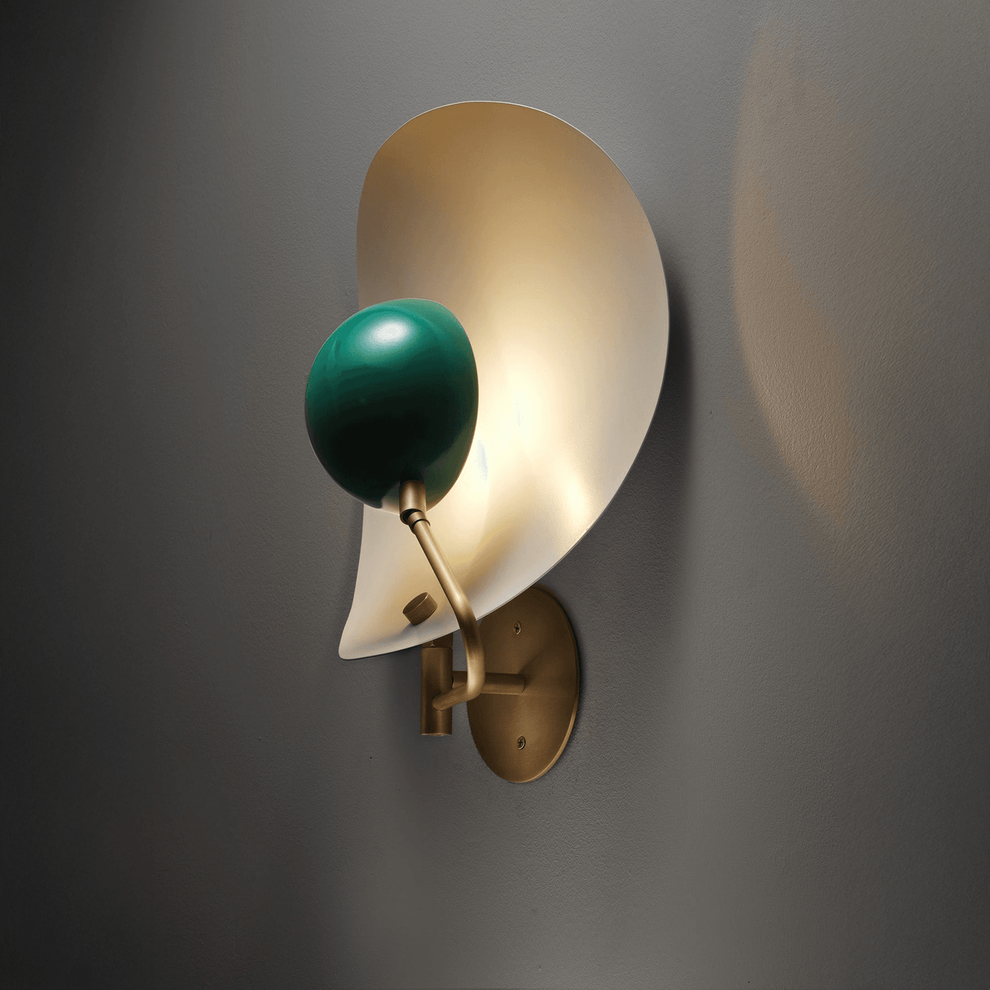 Applique Murale Design – Aluminium Émaillé & Laiton