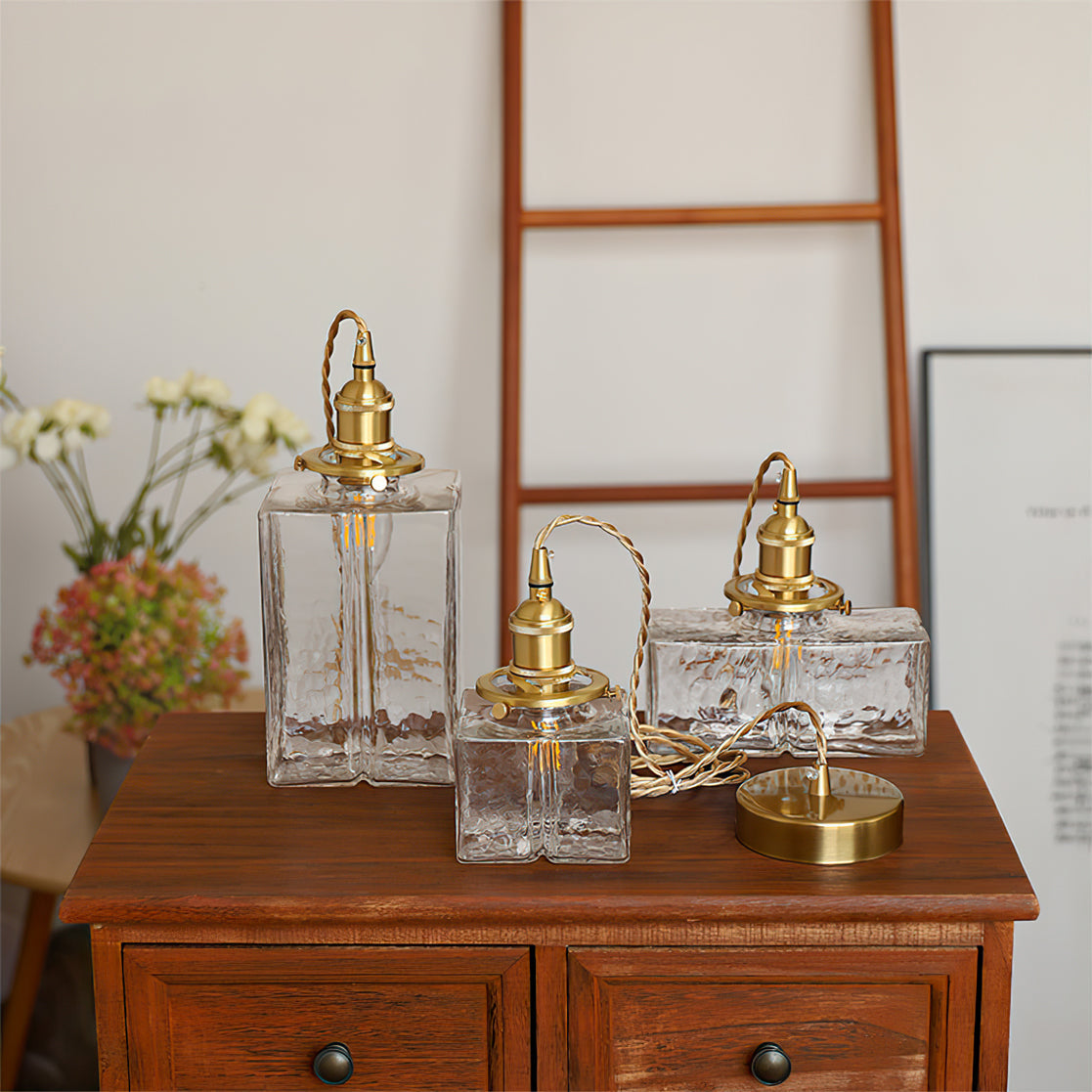 Suspension Jewel en verre martelé et laiton – éclat raffiné