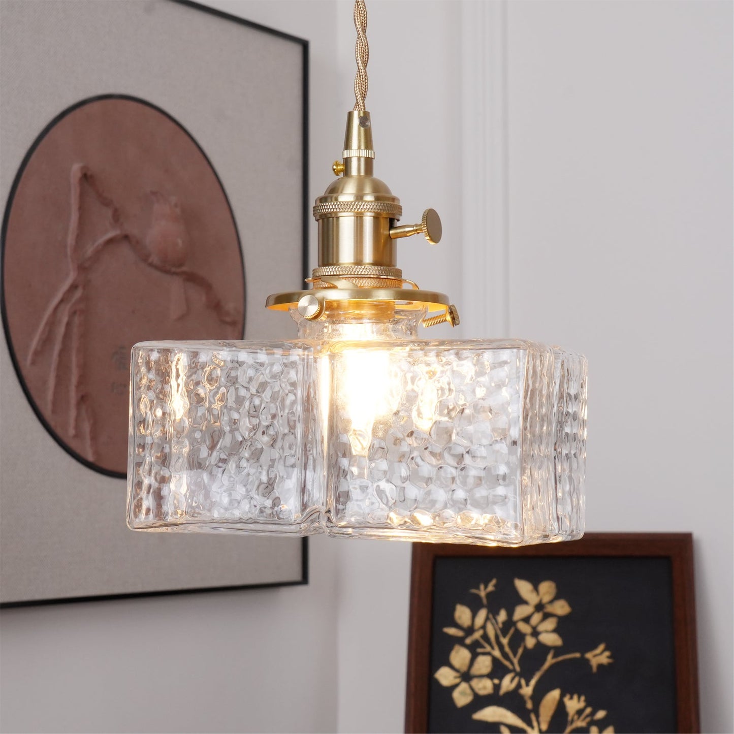 Suspension Jewel en verre martelé et laiton – éclat raffiné