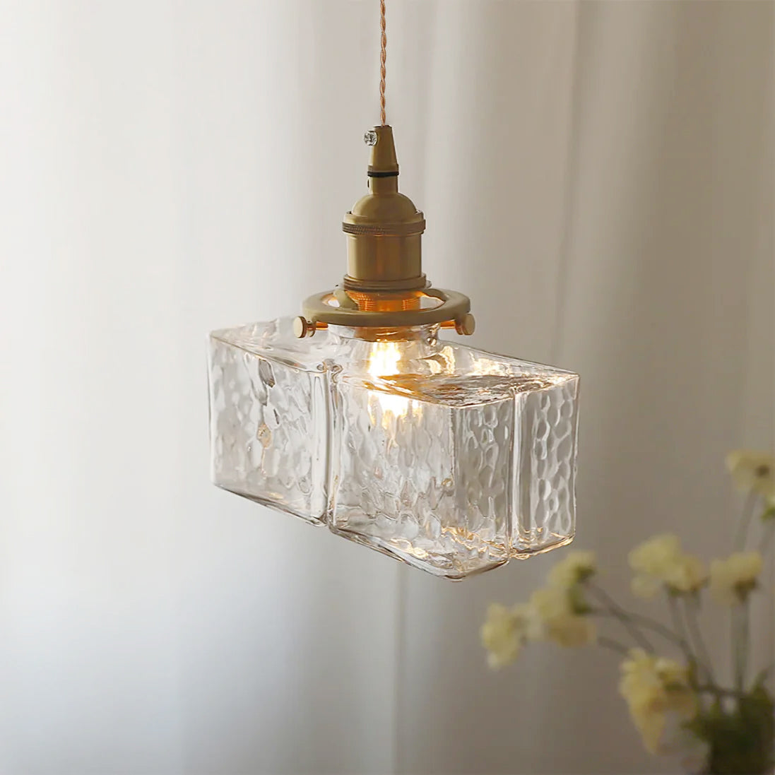 Suspension Jewel en verre martelé et laiton – éclat raffiné