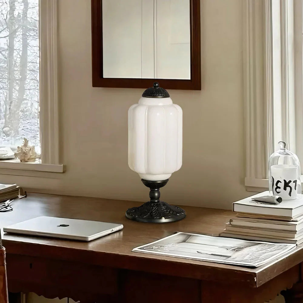 Lampe Eloise Vintage en Verre Opalin, Laiton Sculpté, H38cm