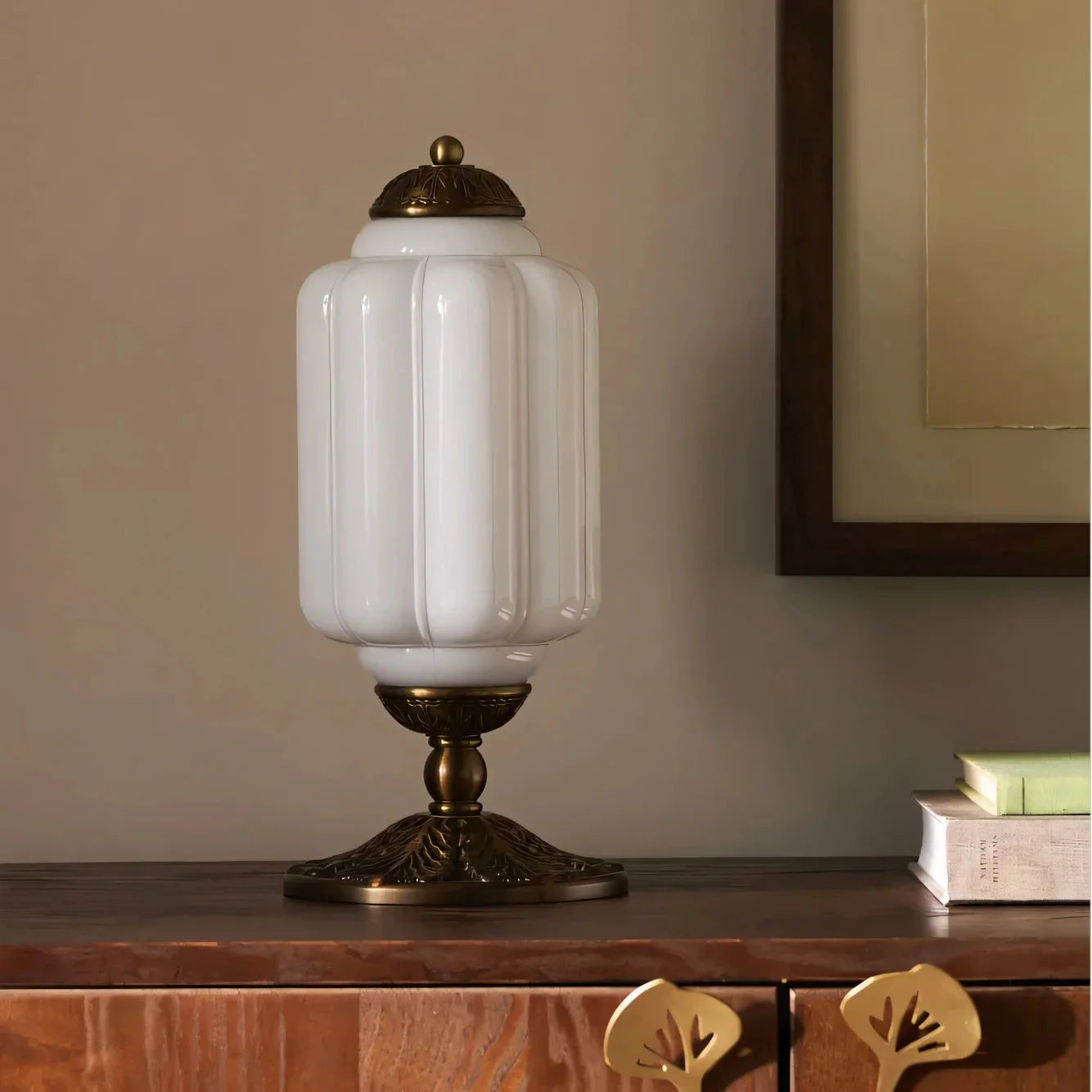 Lampe Eloise Vintage en Verre Opalin, Laiton Sculpté, H38cm