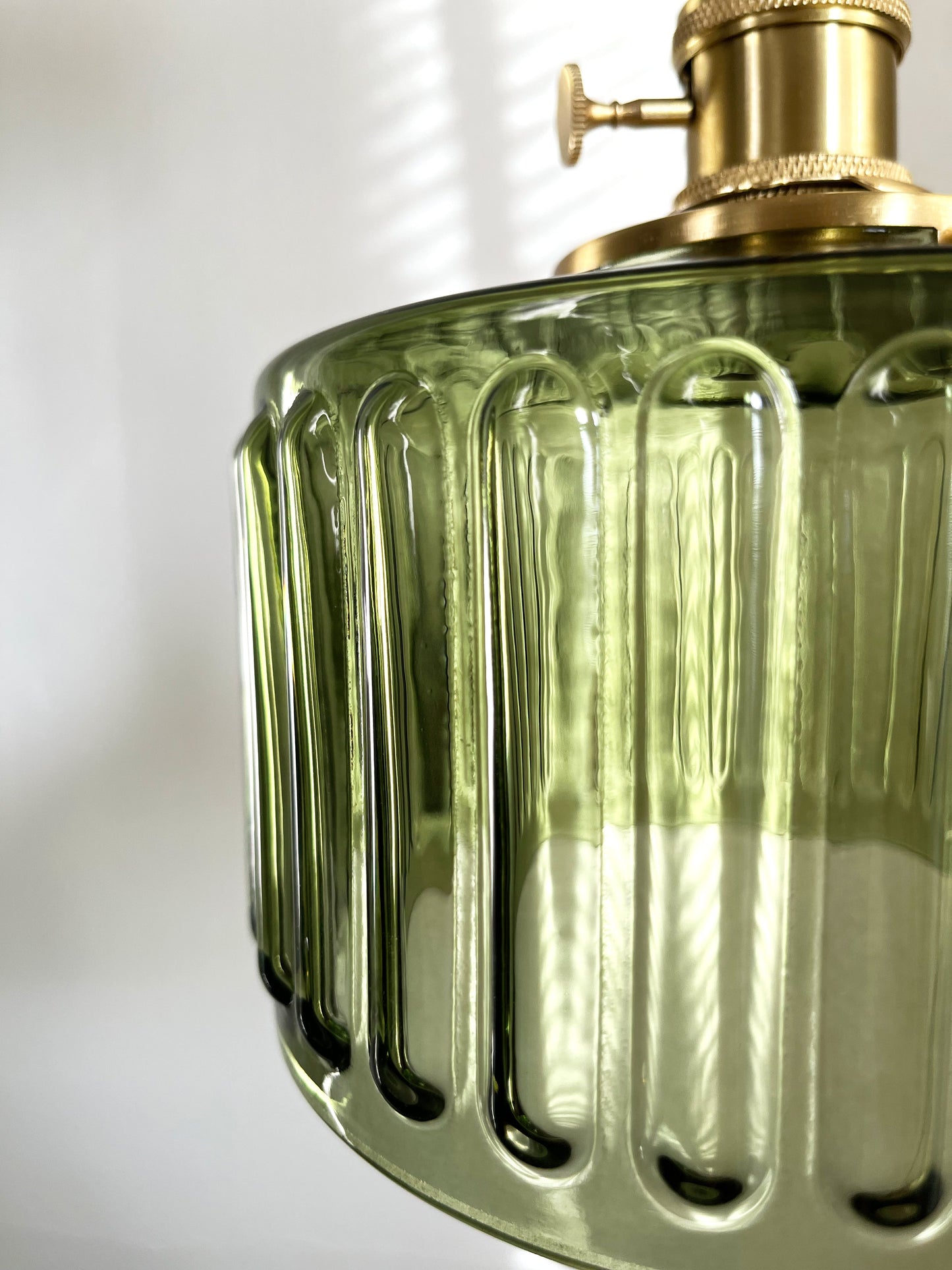 Modern Japanese Style – Suspension en Verre Texturé et Détails en Laiton