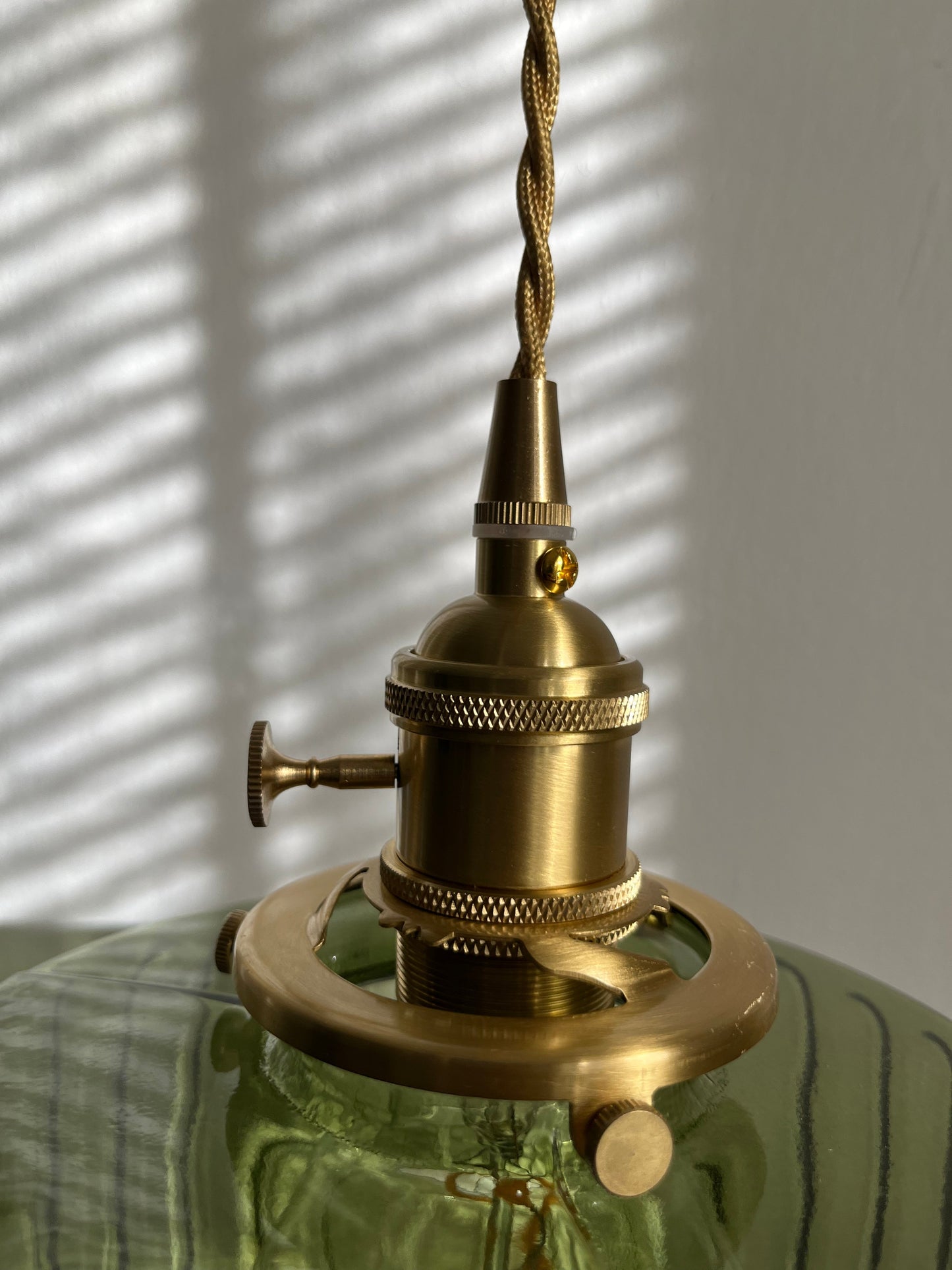 Modern Japanese Style – Suspension en Verre Texturé et Détails en Laiton