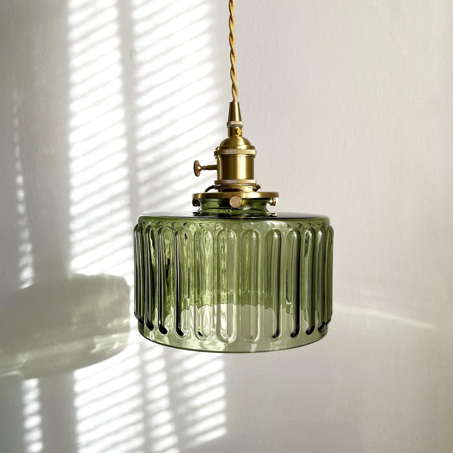 Modern Japanese Style – Suspension en Verre Texturé et Détails en Laiton