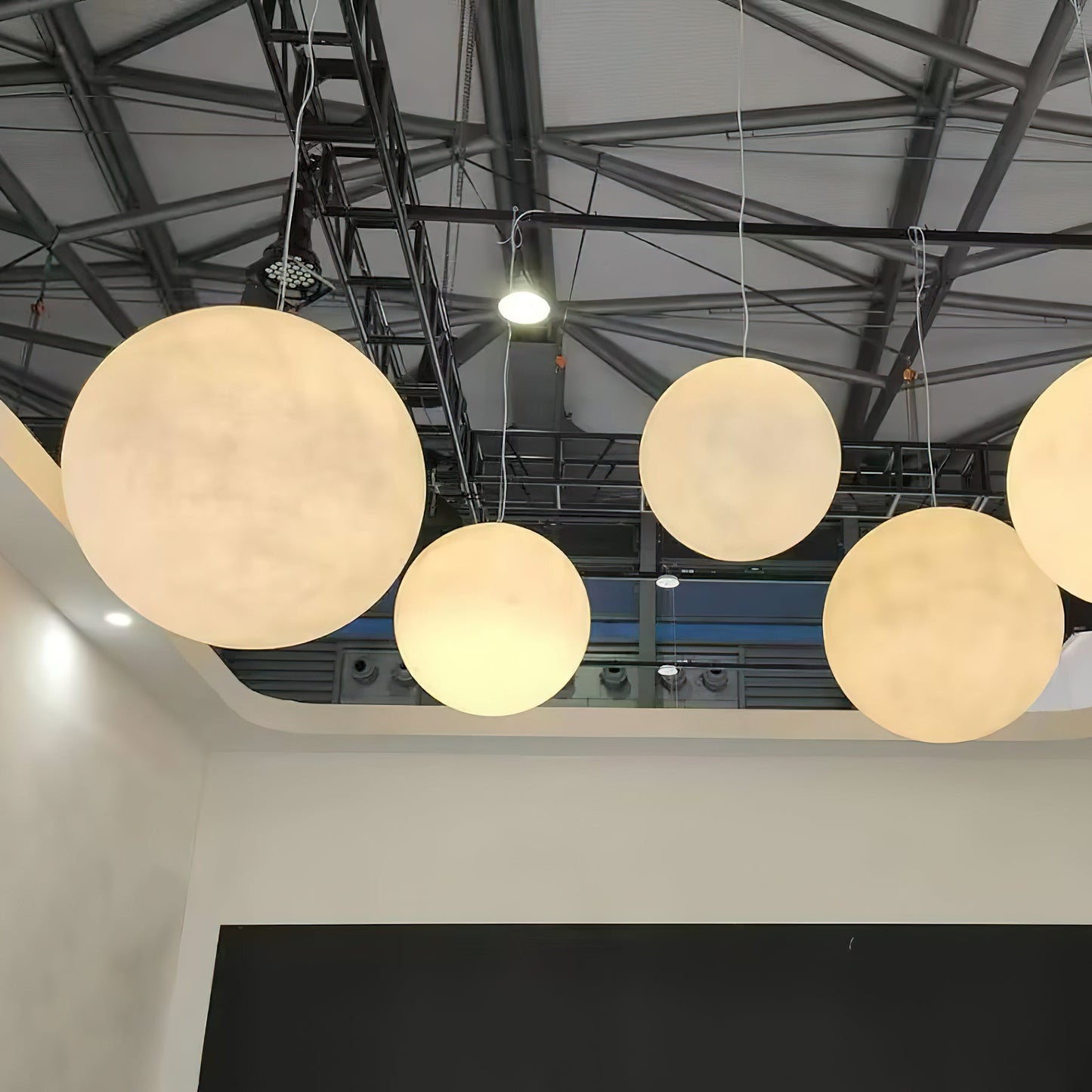 Lampe Suspendue Lune – Éclairez vos Nuits avec Poésie et Élégance