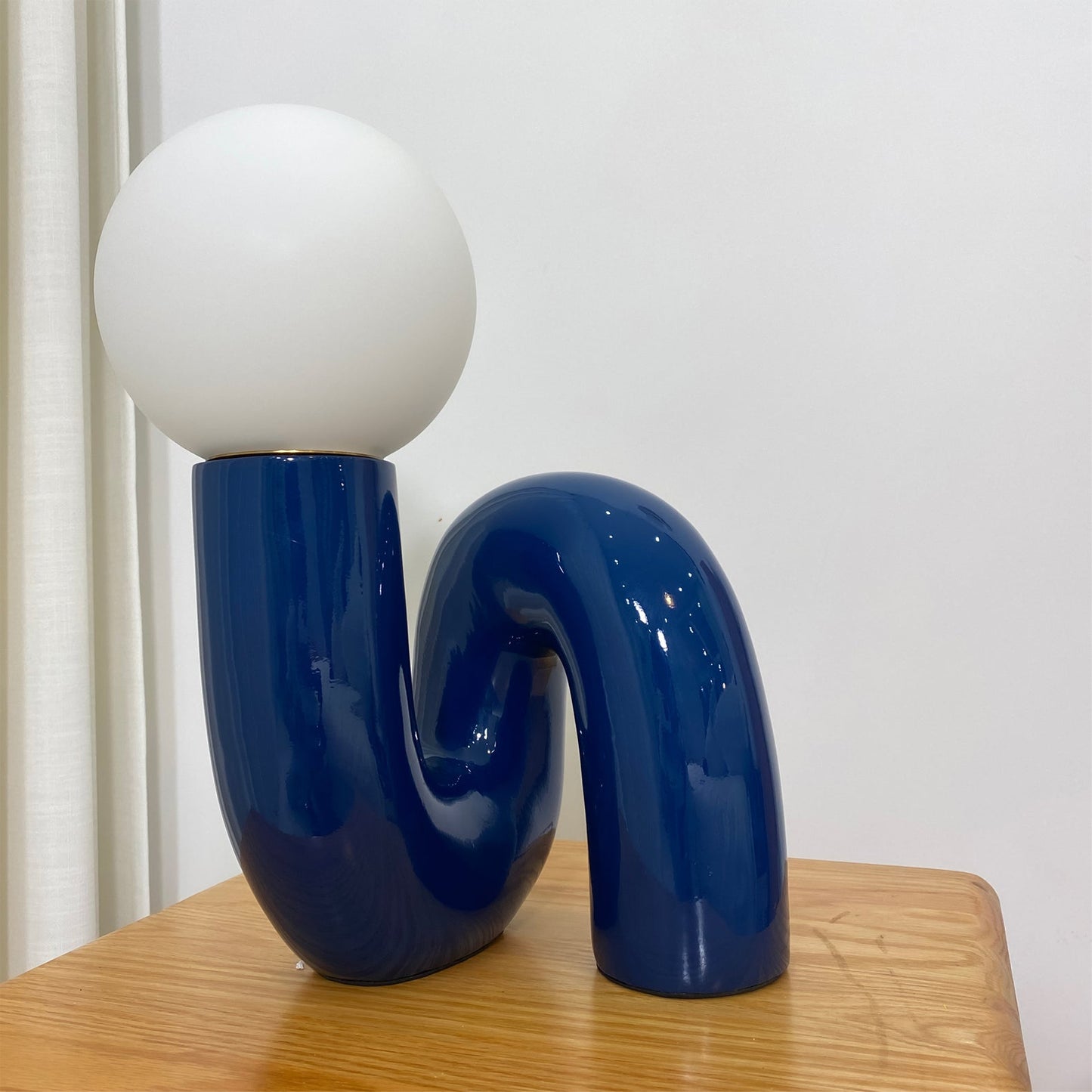 Lampe de Table Design, Verre Opale et Base Spiralée, 40 cm