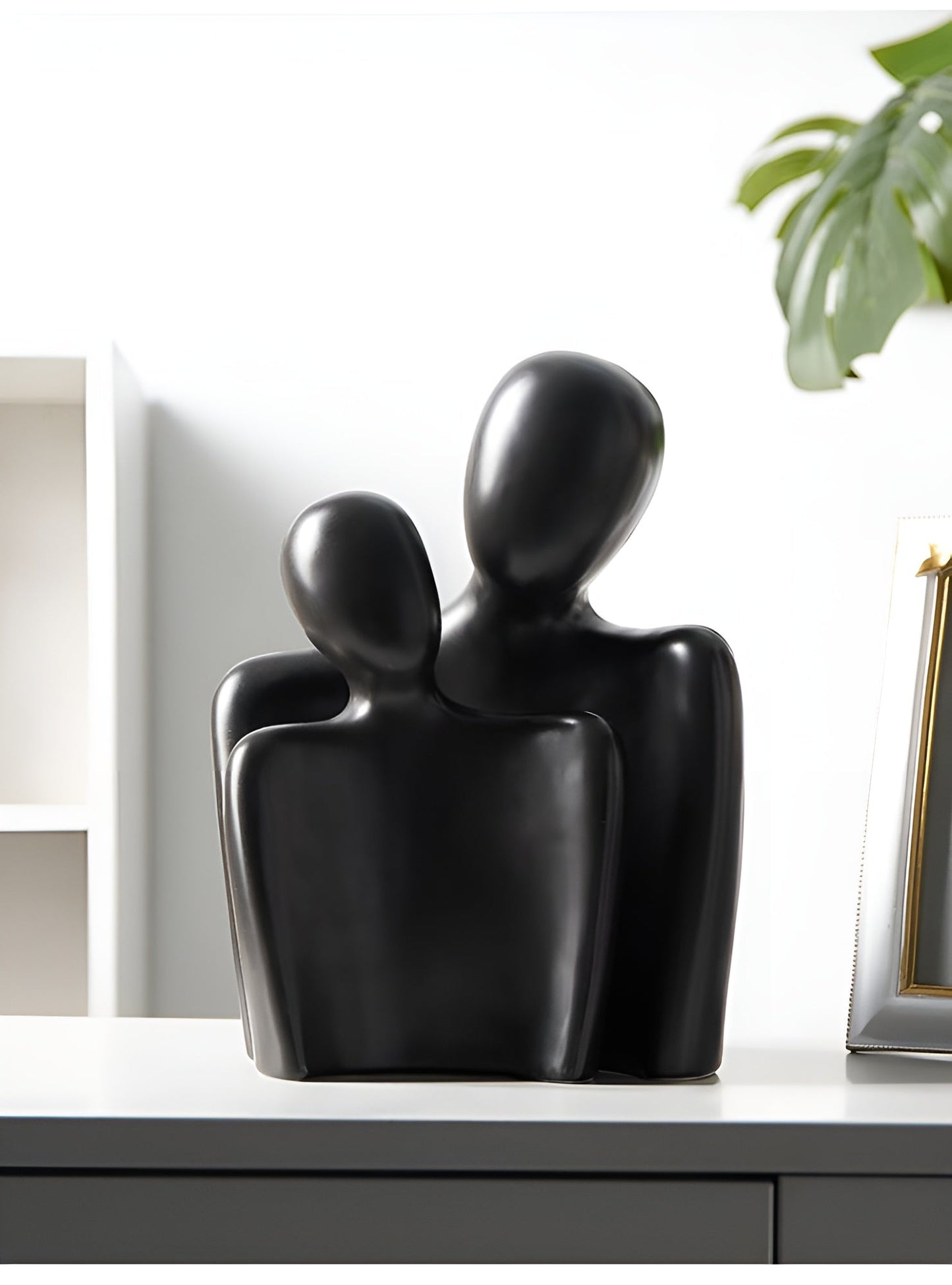 Sculpture Abstraite Couple Enlacé – Céramique Moderne & Émotionnelle pour Décoration Intérieure