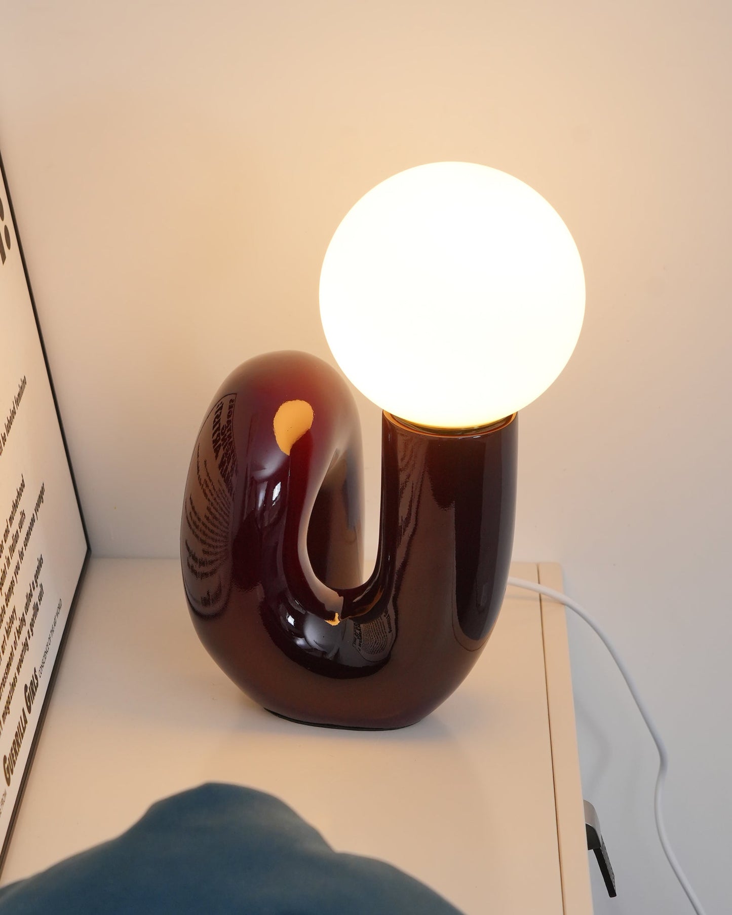Lampe de Table Design, Verre Opale et Base Spiralée, 40 cm
