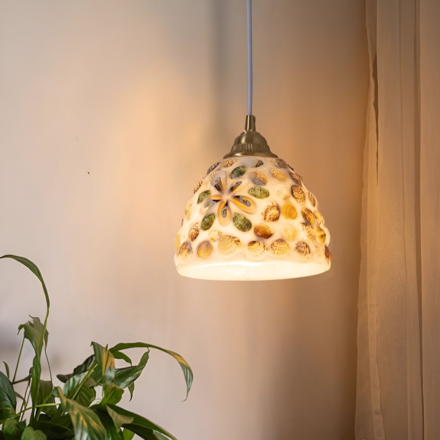 Suspension Coquillages Naturels – Laiton coloré