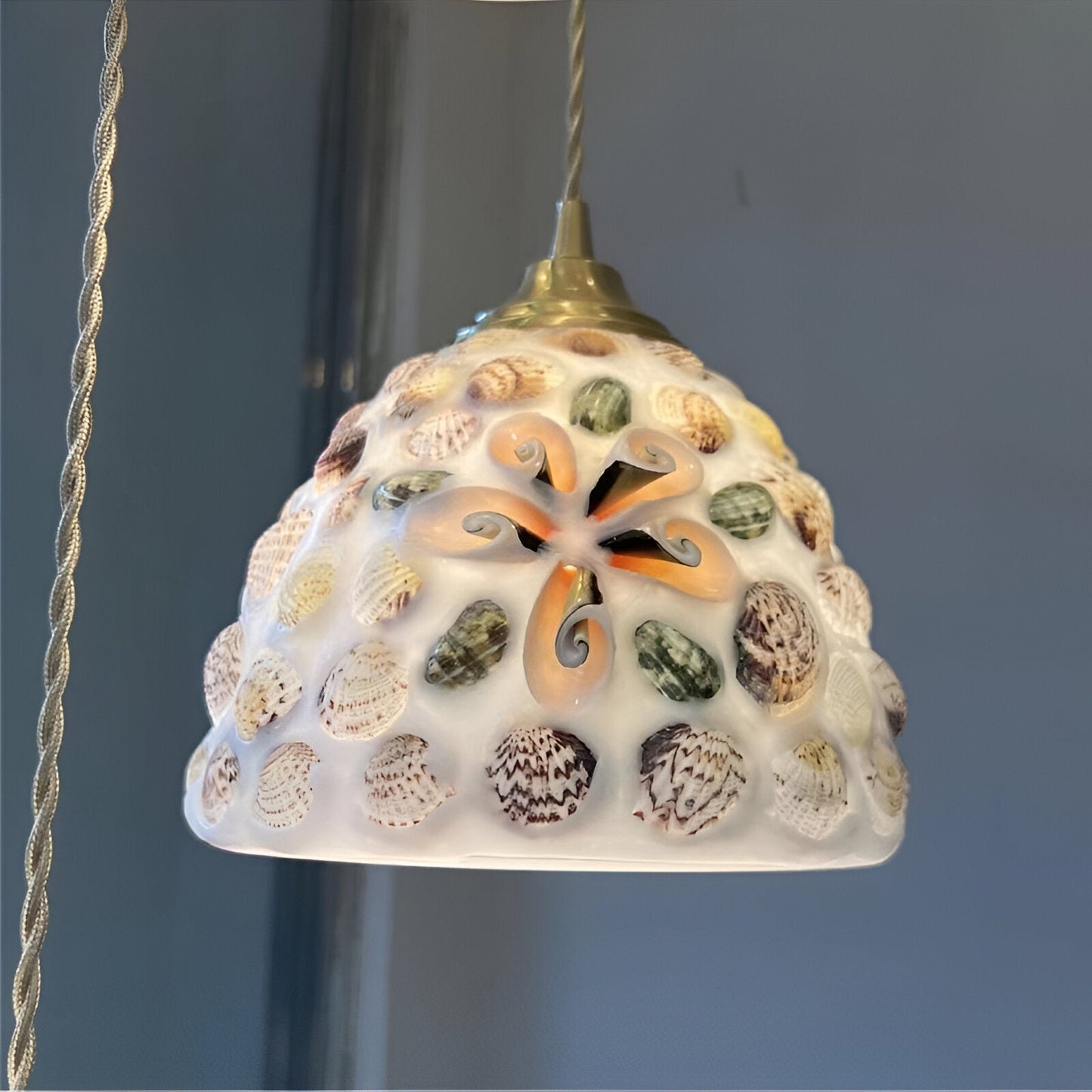 Suspension Coquillages Naturels – Laiton coloré