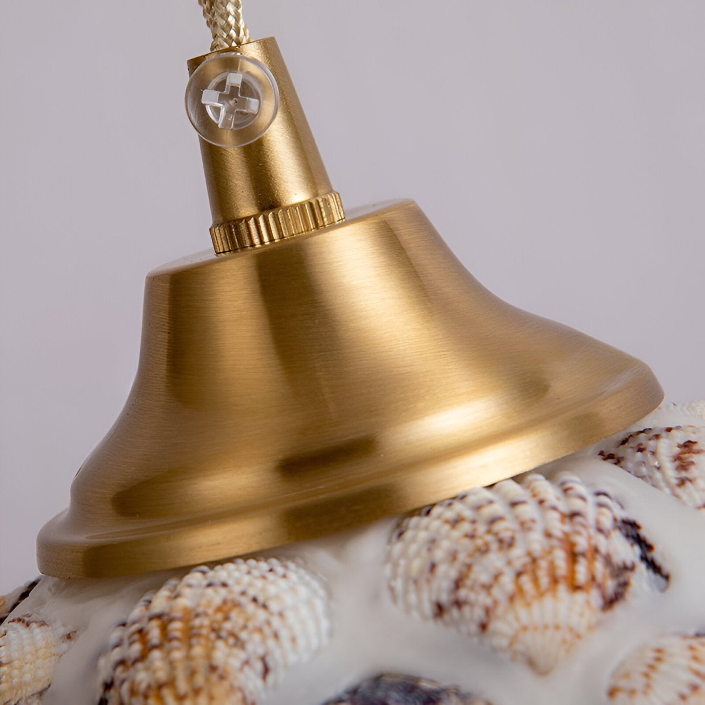 Suspension Coquillages Naturels – Laiton coloré