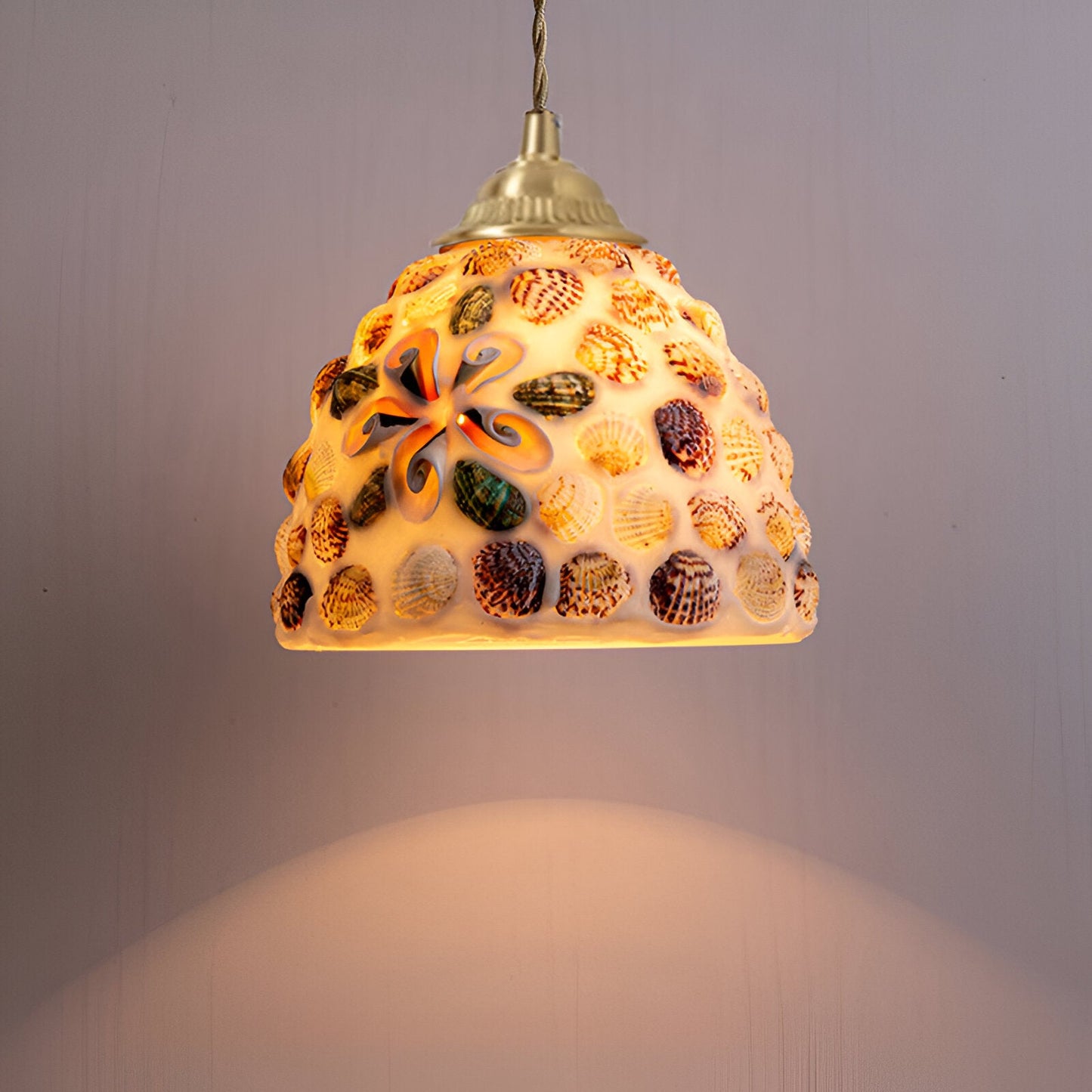 Suspension Coquillages Naturels – Laiton coloré