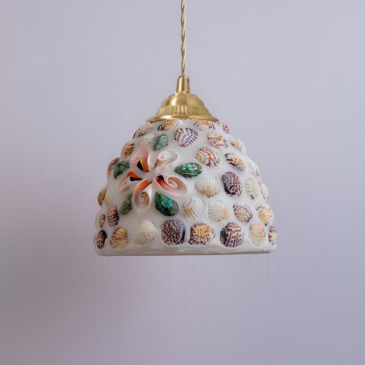 Suspension Coquillages Naturels – Laiton coloré
