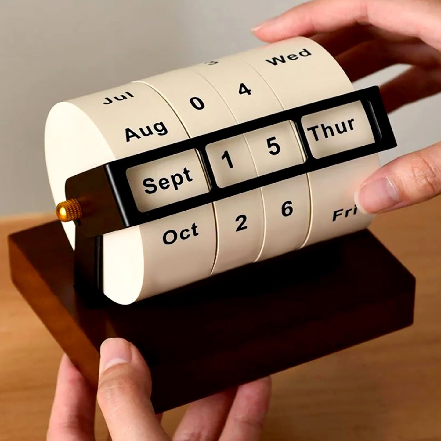 Calendrier Rétro en Bois avec Roue Rotative – Élégance Vintage et Fonctionnalité