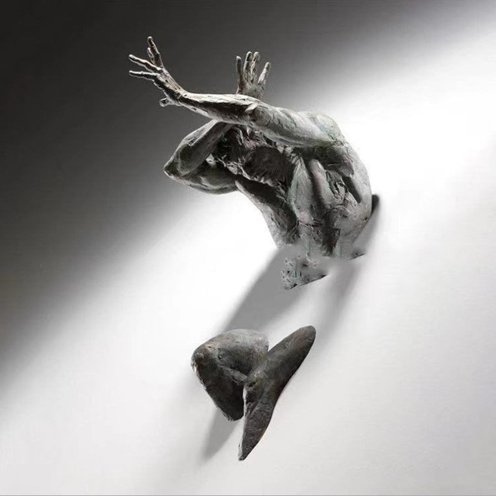Sculpture Murale 3D en Résine Cuivrée – Homme Abstrait Grimpant à Travers le Mur