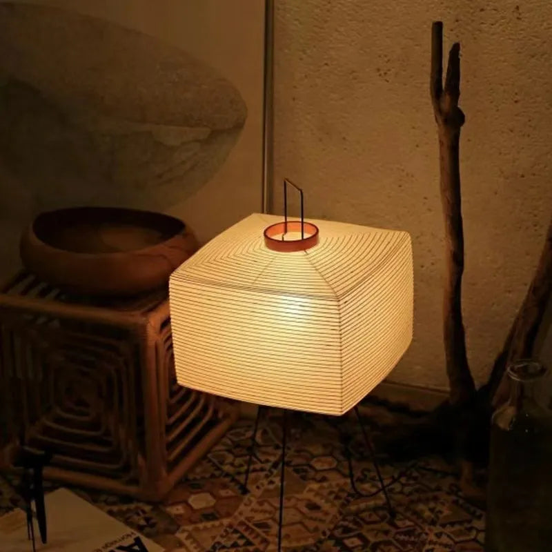 Lampe de sol en papier de riz style japonais Wabi-Sabi – Élégance naturelle et lumière apaisante