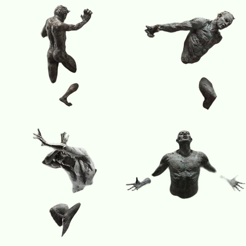 Sculpture Murale 3D en Résine Cuivrée – Homme Abstrait Grimpant à Travers le Mur