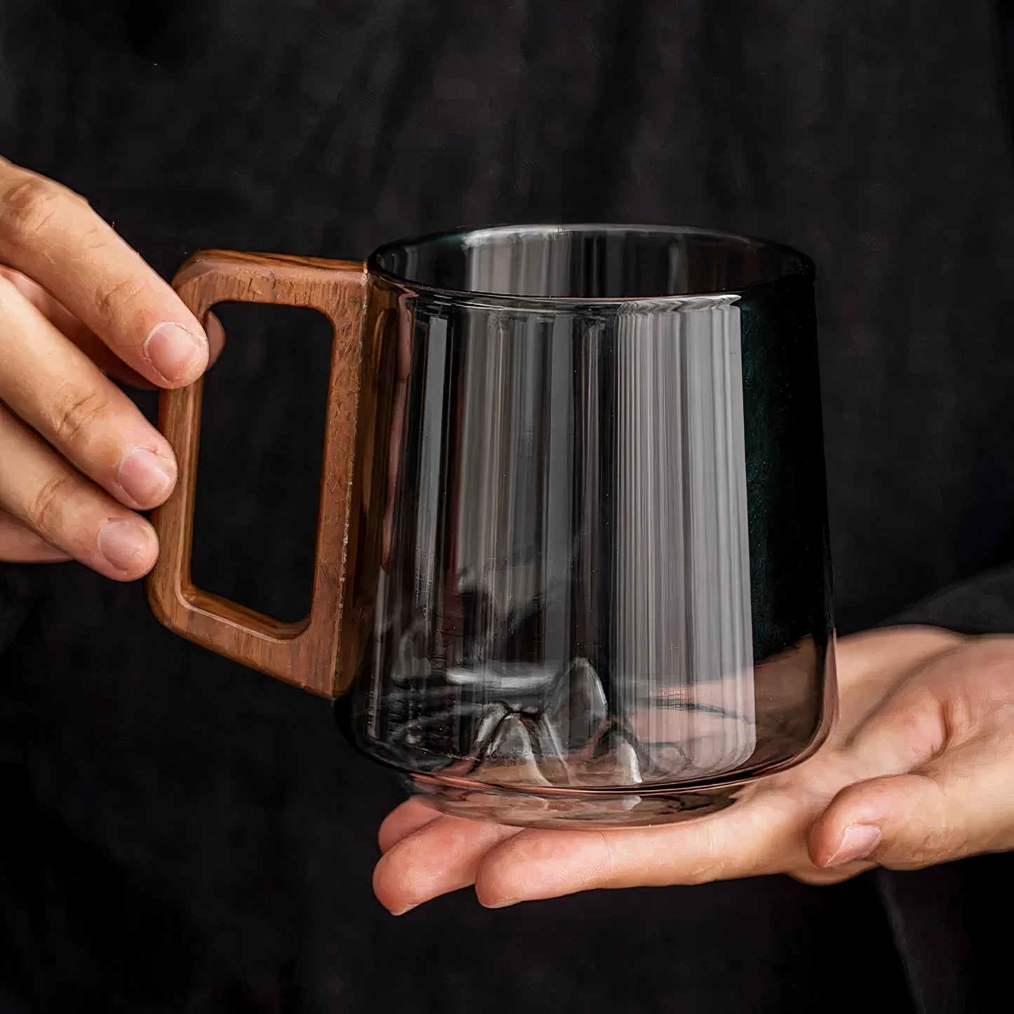 Tasse à Café Verre Gris Fumé avec Poignée en Noyer 450ml