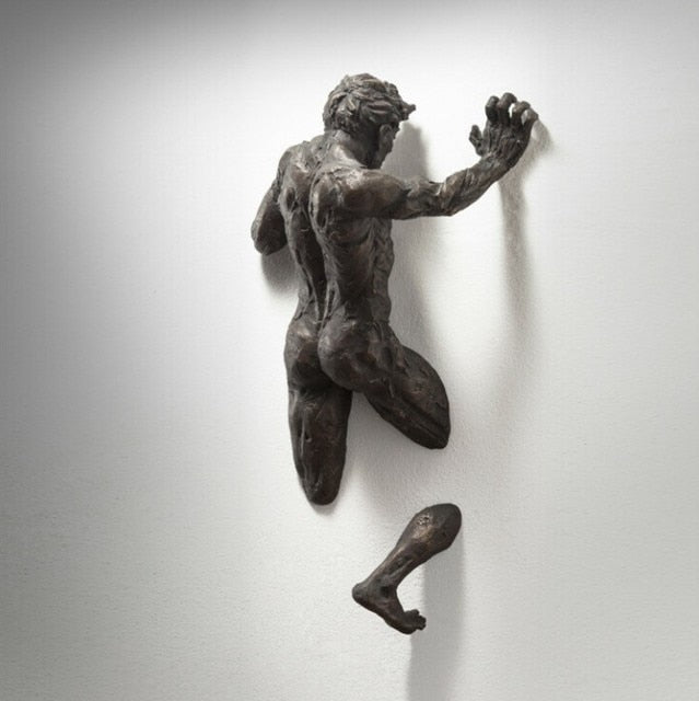 Sculpture Murale 3D en Résine Cuivrée – Homme Abstrait Grimpant à Travers le Mur