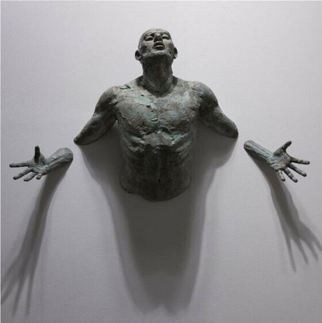 Sculpture Murale 3D en Résine Cuivrée – Homme Abstrait Grimpant à Travers le Mur