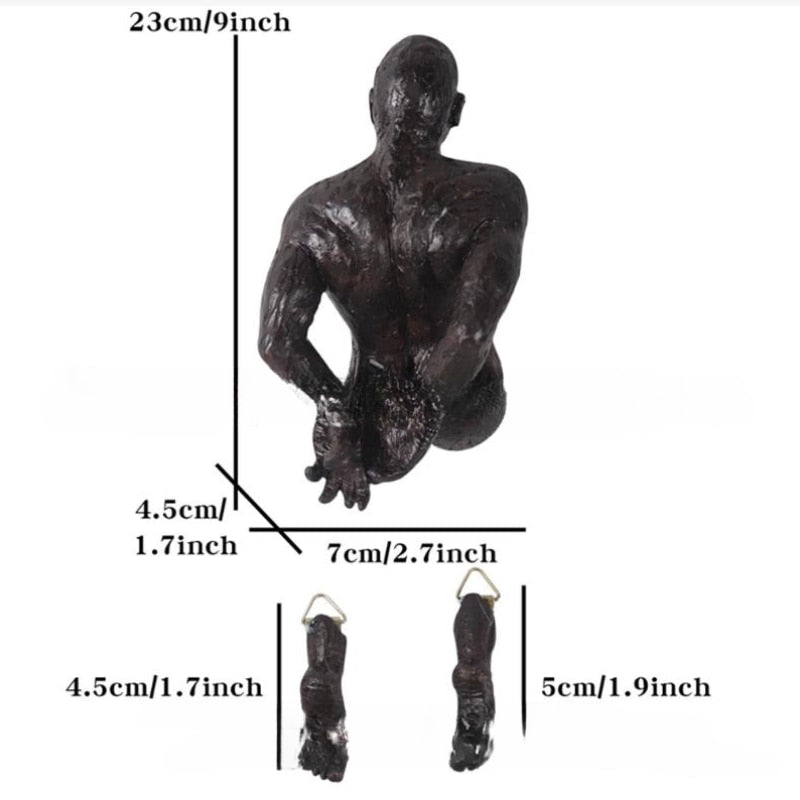 Sculpture Murale 3D en Résine Cuivrée – Homme Abstrait Grimpant à Travers le Mur