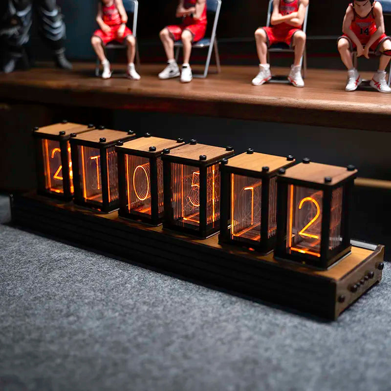 Horloge numérique artisanale en bois avec affichage lumineux style Nixie