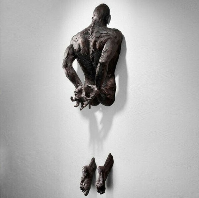 Sculpture Murale 3D en Résine Cuivrée – Homme Abstrait Grimpant à Travers le Mur